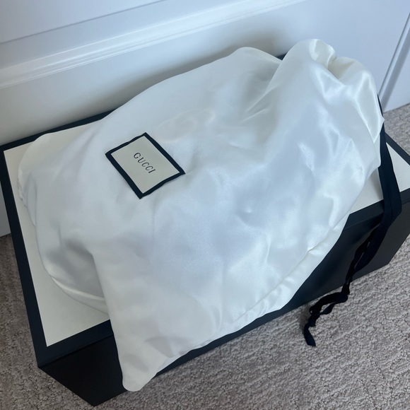 Gucci GG MARMONT MEDIUM SHOULDER BAG - BLACK - Picture 8 of 10